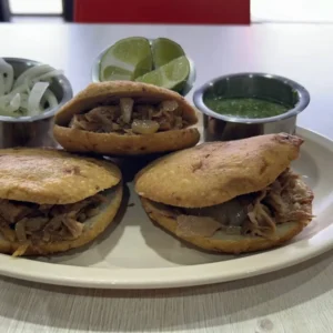 Gorditas con carnitas a elegir